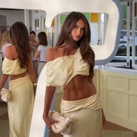 مجموعة Arlette الساتان المطوية، قميص محصور وتنورة