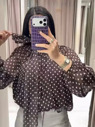 بلوزة Sofia بياقة عالية مع نقاط بولكا
